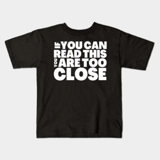 FUNNY SOCIAL DISTANCING T-SHIRT IF YOU CAN READ THIS, YOU ARE TOO CLOSE Kids T-Shirt